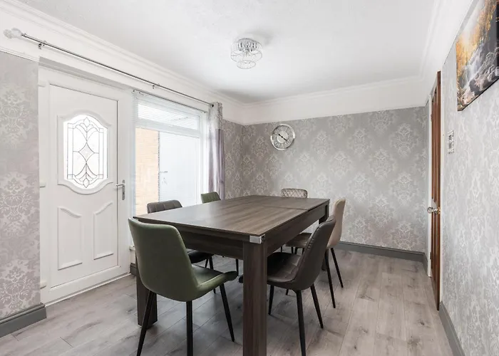 Nyaraló Boutique 3bd Opposite Etihad & Coop - Free Parking - Pool Table *