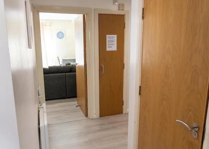 Comfortable Spacious 2 Bed Flat With Parking 아파트 *