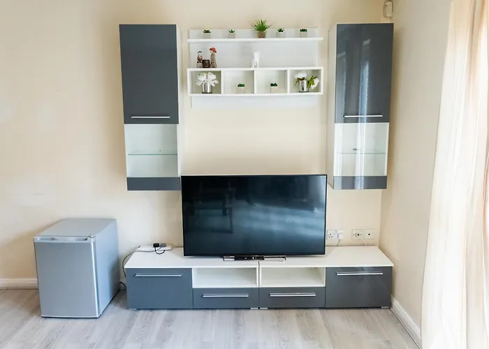 Comfortable Spacious 2 Bed Flat With Parking