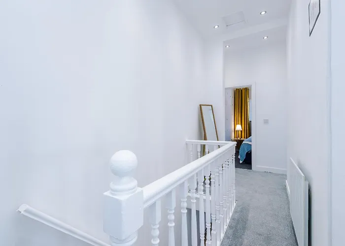 Hébergement de vacances Stunning In Salford With Free Parking, Office, Pool & Ping Pong Table Manchester