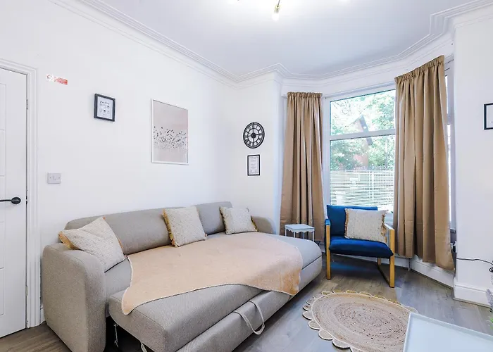 Stunning In Salford With Free Parking, Office, Pool & Ping Pong Table Manchester