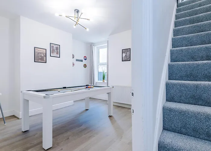 Hébergement de vacances Stunning In Salford With Free Parking, Office, Pool & Ping Pong Table