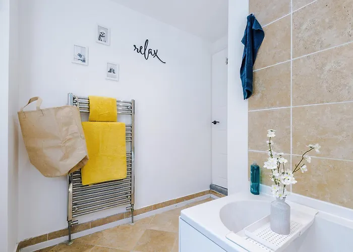 Hébergement de vacances Stunning In Salford With Free Parking, Office, Pool & Ping Pong Table Manchester