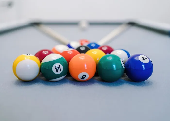 Stunning In Salford With Free Parking, Office, Pool & Ping Pong Table *