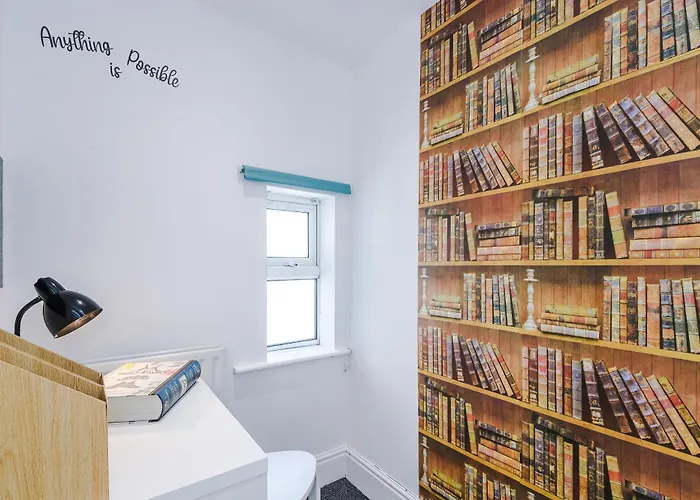 Stunning In Salford With Free Parking, Office, Pool & Ping Pong Table * Manchester