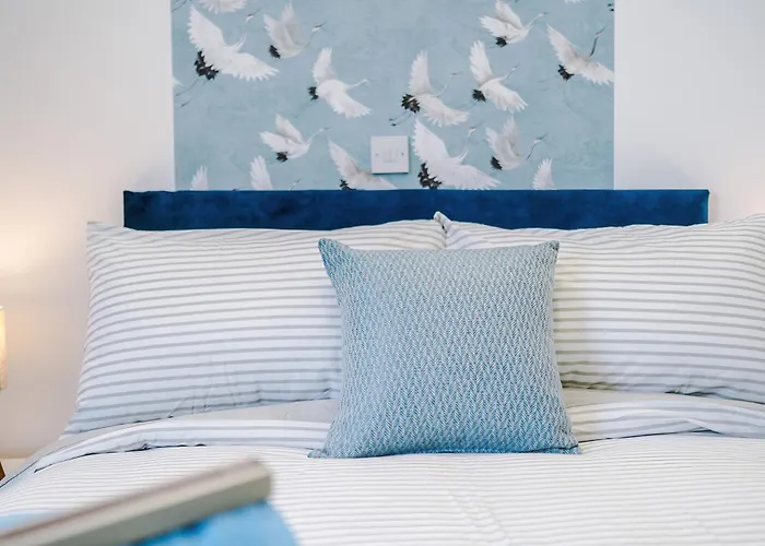 Stunning In Salford With Free Parking, Office, Pool & Ping Pong Table *