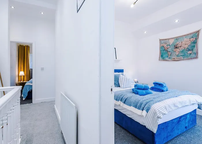 Hébergement de vacances Stunning In Salford With Free Parking, Office, Pool & Ping Pong Table