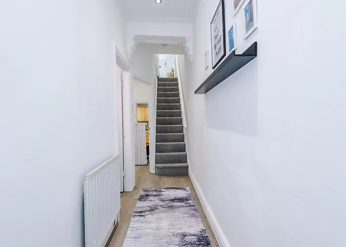 Stunning In Salford With Free Parking, Office, Pool & Ping Pong Table