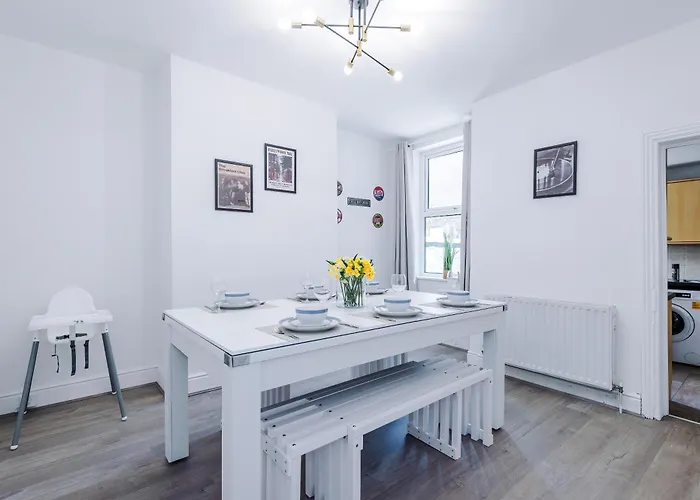 Hébergement de vacances Stunning In Salford With Free Parking, Office, Pool & Ping Pong Table