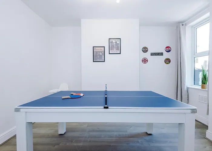 Stunning In Salford With Free Parking, Office, Pool & Ping Pong Table *