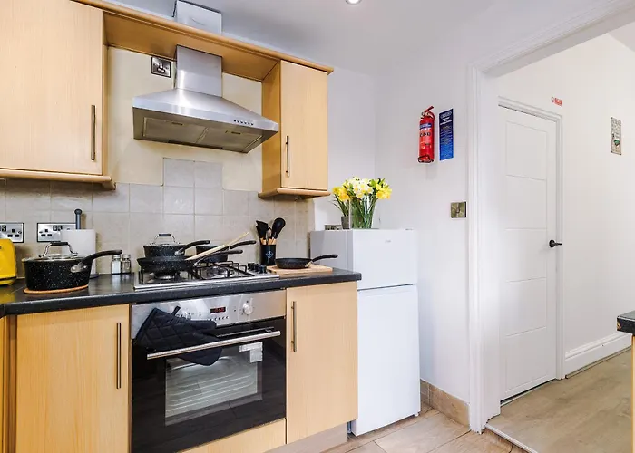 Stunning In Salford With Free Parking, Office, Pool & Ping Pong Table Hébergement de vacances *