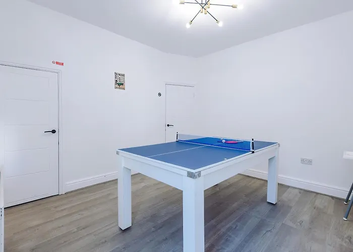 Stunning In Salford With Free Parking, Office, Pool & Ping Pong Table
