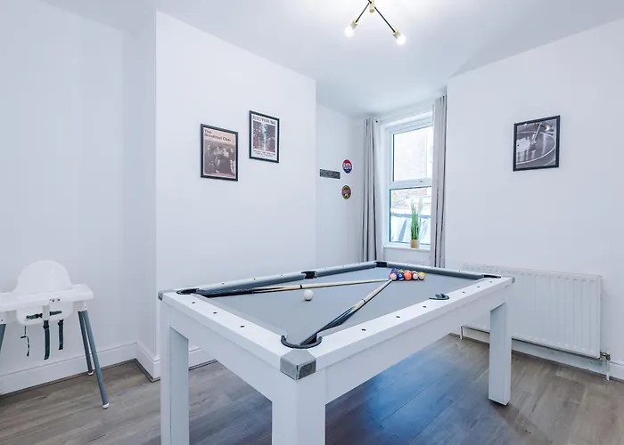 Stunning In Salford With Free Parking, Office, Pool & Ping Pong Table Manchester