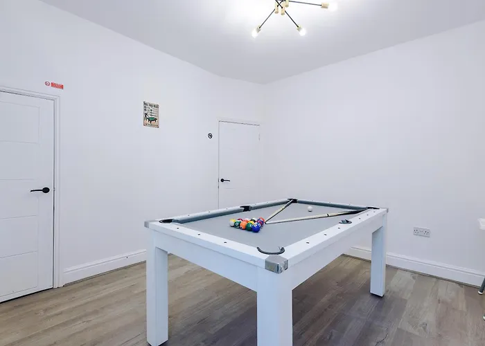 Hébergement de vacances Stunning In Salford With Free Parking, Office, Pool & Ping Pong Table