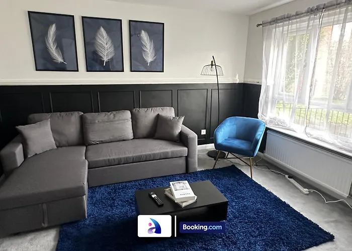 Discounted - 3-bed By Avalora Short Lets & Serviced Old Trafford With Pool & Tennis Table - Driveway * Manchester