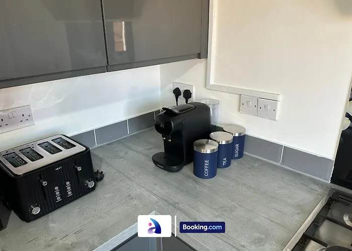 Tatil Evi Discounted - 3-bed By Avalora Short Lets & Serviced Old Trafford With Pool & Tennis Table - Driveway