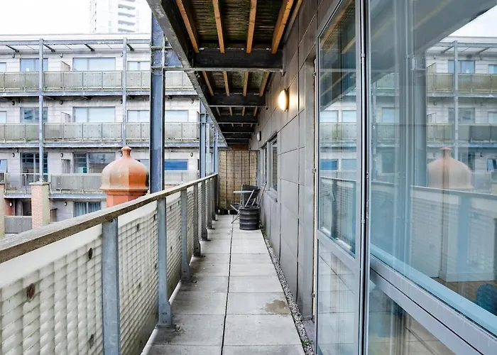 Chic 2br Centre Balcony Near Victoria St *