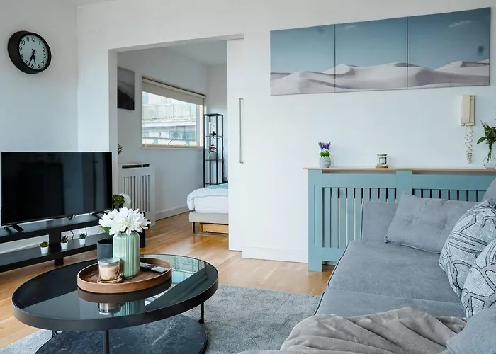 Chic 2br Centre Balcony Near Victoria St Apartment *