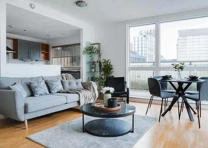 Chic 2br Centre Balcony Near Victoria St *