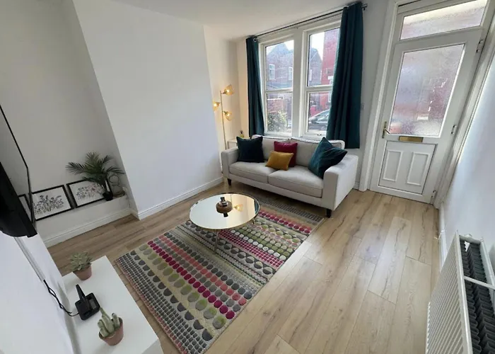 Levenshulme House - 2 Bedroom - Sleeps 6 - Free Parking & Wifi *