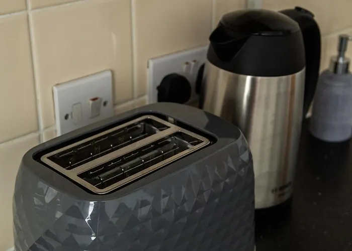 The Trafford Luxe , Garage Parking, Self Check-in Anytime - Perfect For Late Arrivals, Ultra- Fast Wi-fi, 5 Mins To Old Trafford Stadium Lejlighed Manchester