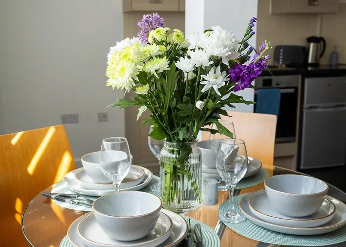 The Trafford Luxe , Garage Parking, Self Check-in Anytime - Perfect For Late Arrivals, Ultra- Fast Wi-fi, 5 Mins To Old Trafford Stadium Lejlighed Manchester