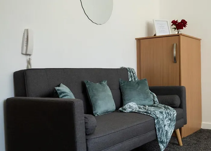 The Trafford Luxe , Garage Parking, Self Check-in Anytime - Perfect For Late Arrivals, Ultra- Fast Wi-fi, 5 Mins To Old Trafford Stadium Lejlighed