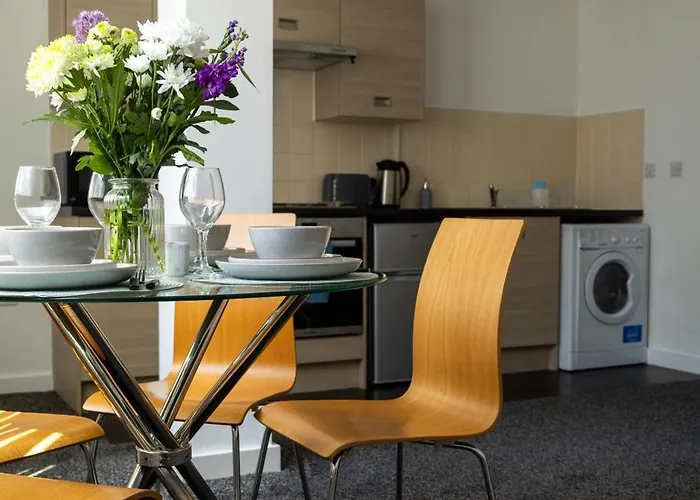 The Trafford Luxe , Garage Parking, Self Check-in Anytime - Perfect For Late Arrivals, Ultra- Fast Wi-fi, 5 Mins To Old Trafford Stadium *