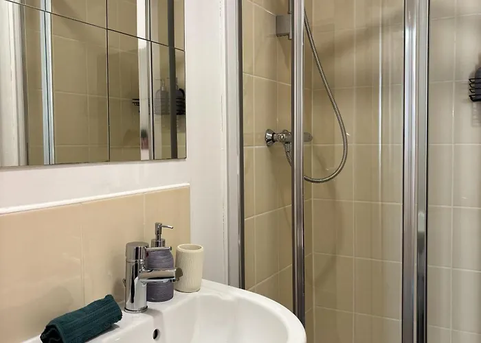 The Trafford Luxe , Garage Parking, Self Check-in Anytime - Perfect For Late Arrivals, Ultra- Fast Wi-fi, 5 Mins To Old Trafford Stadium * Manchester