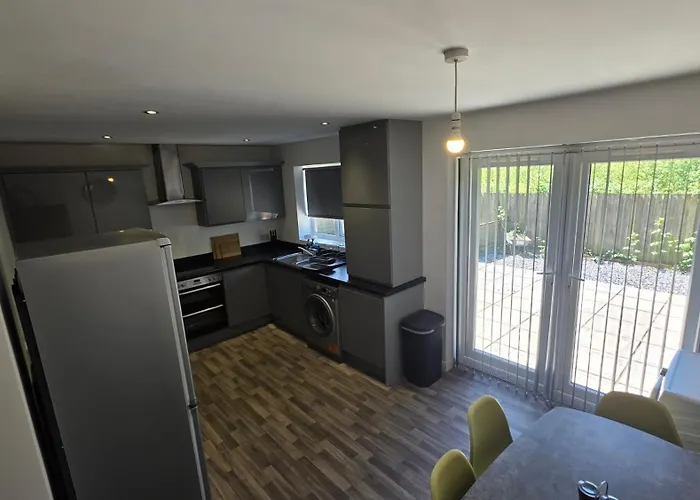 4 Bedroom Tameside Greater Sleeps 8 *