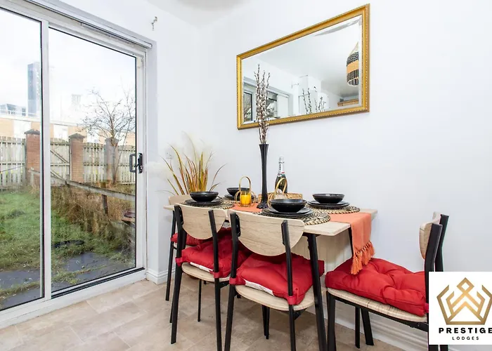 - Centre - Parking - Full Kitchen - M60 Vakantiehuis