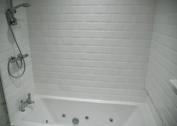 Spacious 1 Bed Near Etihad Apartment *