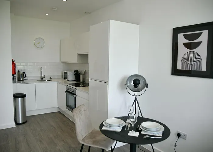 Spacious 1 Bed Near Etihad Apartment *