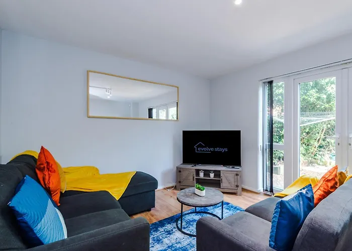 Stunning Townhouse In Salford, Free Parking, Pool Table, Table Tennis, 4bedrooms