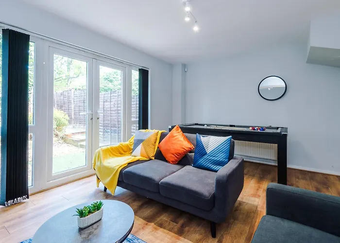 Stunning Townhouse In Salford, Free Parking, Pool Table, Table Tennis, 4bedrooms Appartamento Manchester