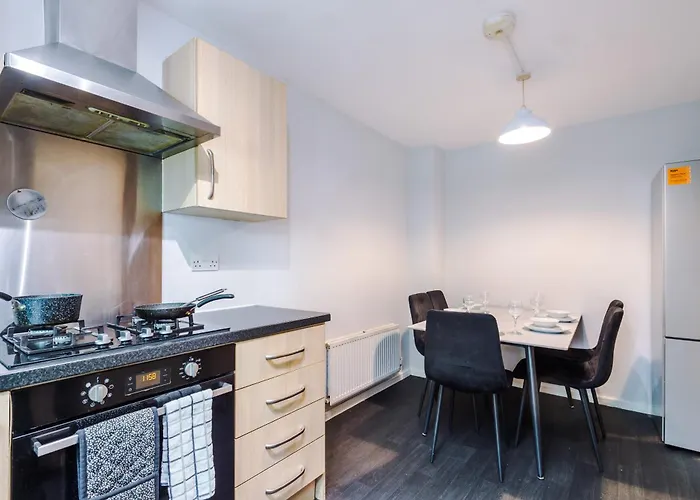 Stunning Townhouse In Salford, Free Parking, Pool Table, Table Tennis, 4bedrooms