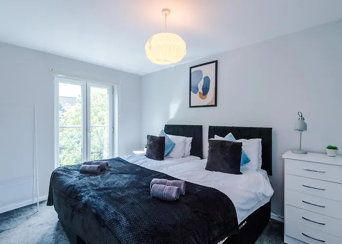 Stunning Townhouse In Salford, Free Parking, Pool Table, Table Tennis, 4bedrooms Manchester