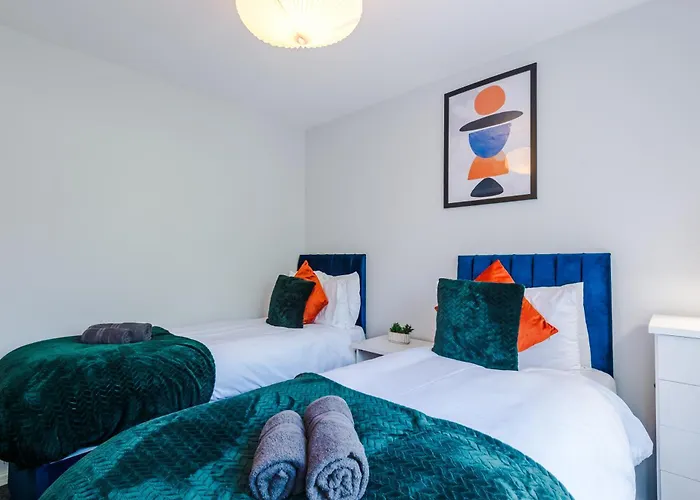 Stunning Townhouse In Salford, Free Parking, Pool Table, Table Tennis, 4bedrooms