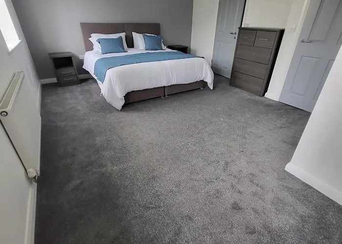 4 Bedroom Tameside Greater Sleeps 8 Ferienhaus *