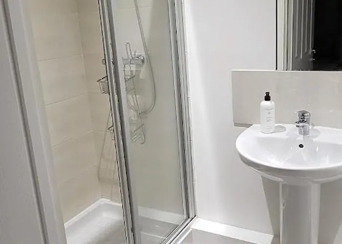 4 Bedroom Tameside Greater Sleeps 8