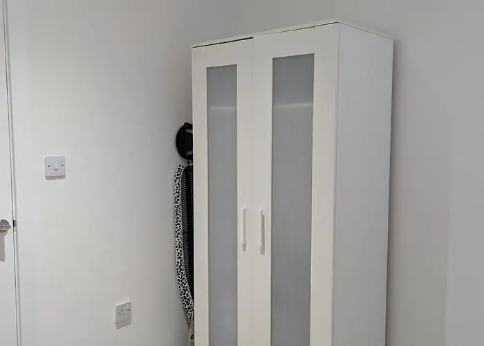 Newly Furnished Near Centre Apartment *