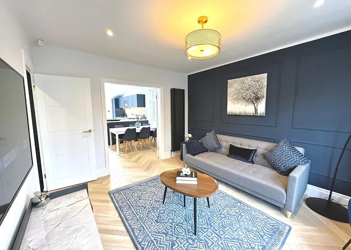 Bright 5 Bedroom House In Didsbury, 펜션 맨체스터