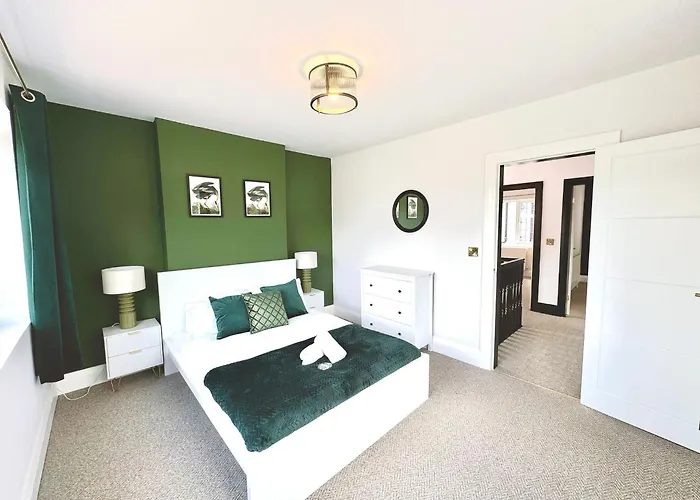 Bright 5 Bedroom House In Didsbury,