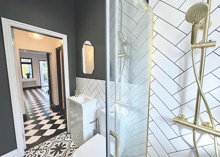 Bright 5 Bedroom House In Didsbury, 펜션 맨체스터