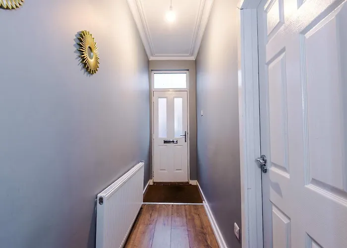 Bright & Comfy 4-bedroom House 10 Mins To By Rest&recharge Сasa de vacaciones *