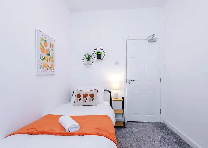 Bright & Comfy 4-bedroom House 10 Mins To By Rest&recharge * Mánchester