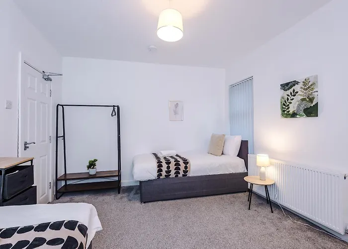 Bright & Comfy 4-bedroom House 10 Mins To By Rest&recharge * Mánchester