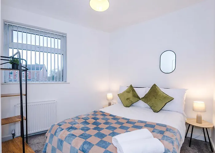 Bright & Comfy 4-bedroom House 10 Mins To By Rest&recharge Mánchester