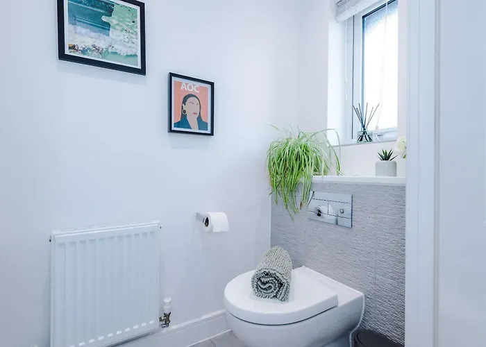 Spacious & Bright 2-bed By 53 Degrees Property, Perfect For Couples With Parking & Garden 펜션