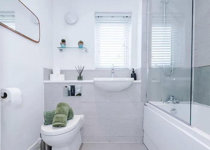 Spacious & Bright 2-bed By 53 Degrees Property, Perfect For Couples With Parking & Garden 펜션 *